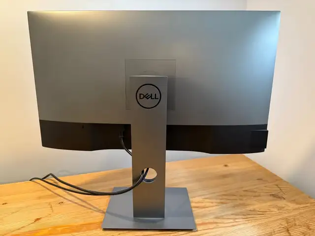 Dell Ultrasharp 27 inch 1440p Monitor - U2719D in Monitors in City of Toronto - Image 4