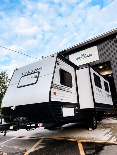 Roulotte Viking 17RBSS 2019 - Modèle : Viking 17RBSS - Année : 2019 - Poids à sec : Environ 3725lb....