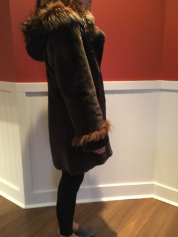 Manteau fourrure recyclé en vison rasé et renard argenté small dans Femmes - Hauts et vêtements d'extérieur  à Laval/Rive Nord - Image 4