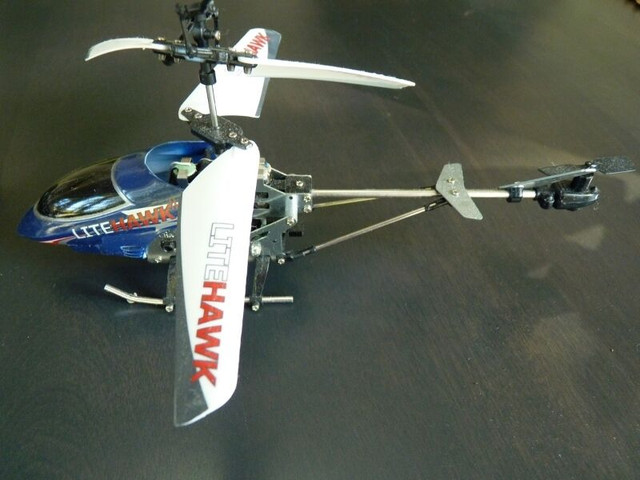 Remote Control LiteHawk II Helicopter in Toys & Games in Sarnia - Image 2