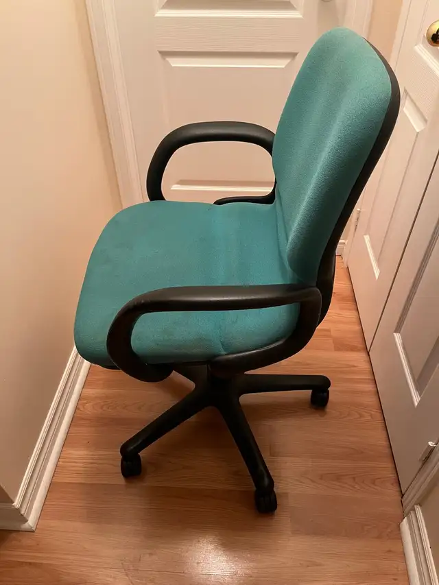 Computer / Office Chair in Chairs & Recliners in Markham / York Region - Image 3