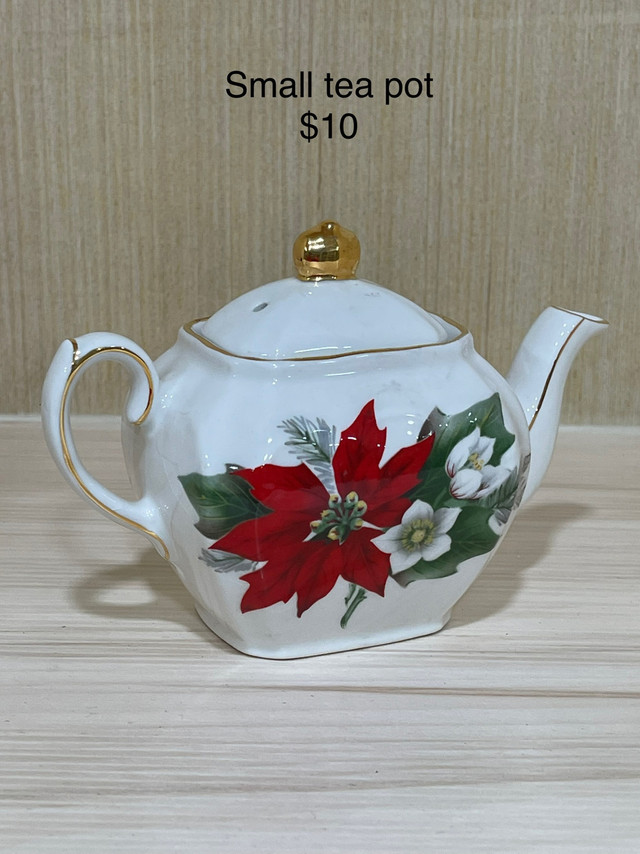 Small Christmas tea pot , Sadler England- some hairline  in Kitchen & Dining Wares in Hamilton - Image 3