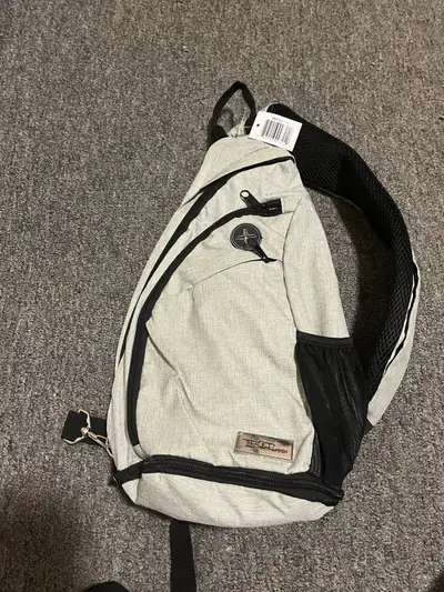 Découvrez ce sac à bandoulière Bella Russo, parfait pour transporter vos essentiels avec style et co...
