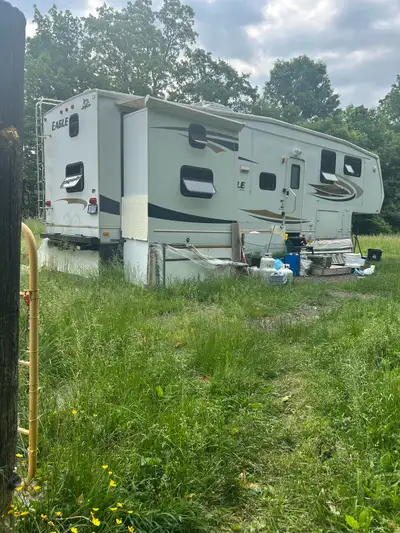Looking for a spacious, fully-equipped trailer that’s move-in ready? This 38-foot Jayco American Eag...