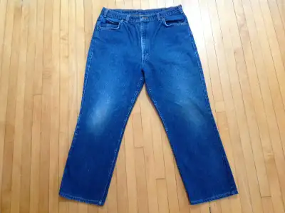 (ALL MEASUREMENTS WERE TAKEN ON A FLAT SURFACE SEE PHOTO 2) (MADE IN CANADA) Waist: 17 1/2 inches ac...