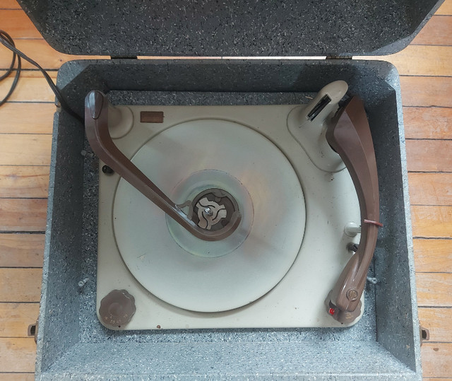 Table tournante portable Vintage *non fonctionnelle* turntable dans Autre  à Ville de Montréal