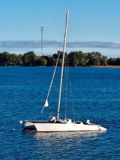 If you're looking for a lightweight, fast, and highly maneuverable catamaran, the Stiletto 23 delive...