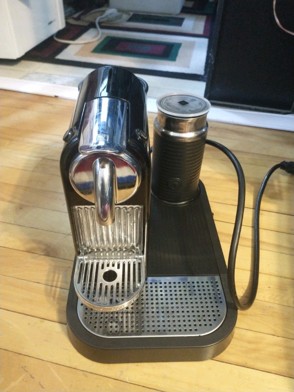 NESPRESSO D120 COFFEE MACHINE W MILK FROTHER Machines à café