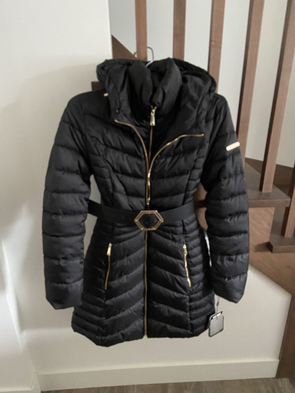 Très beau manteau hiver noir femme marque Laundry état neuf dans Femmes - Hauts et vêtements d'extérieur  à Trois-Rivières - Image 2