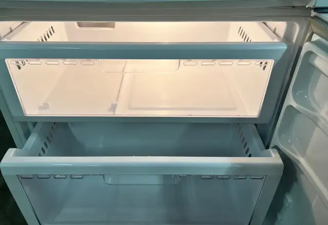- Refrigerator “SAMSUNG” H70/W32/D28 in Refrigerators in Barrie - Image 4