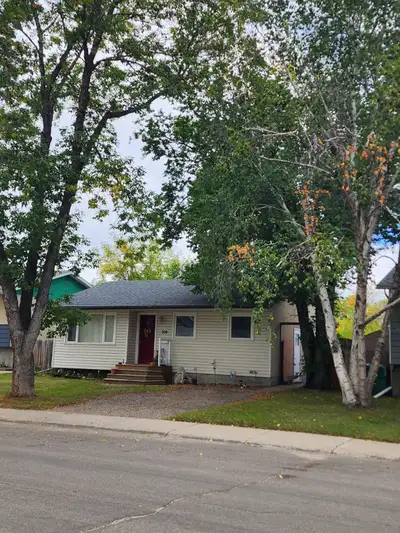 New Renovation. U of S Bus Route 1/2 block. Tenant brings bed. One person suite. Quiet Tenant on Mai...