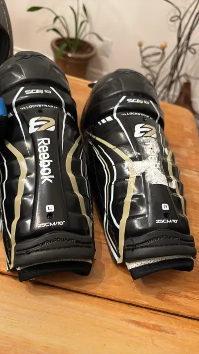 Youth hockey gloves/shin pads, View more