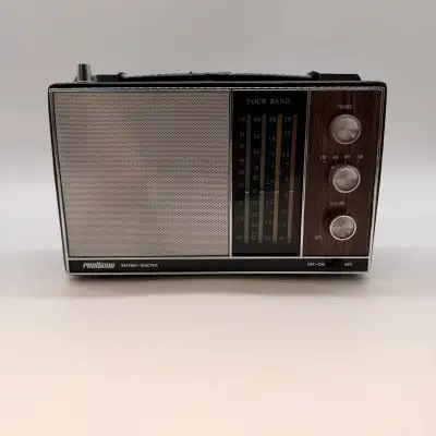 Vintage Realtone 2424 4 Band Radio Works Great , View more