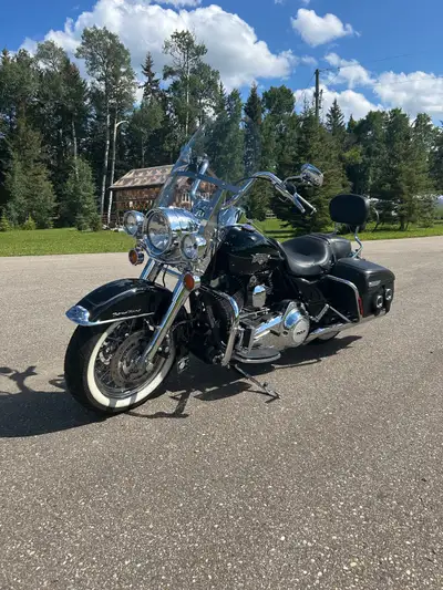 Like New Road King Classic With Only 795 Miles!! Always Stored Under Cover In Heated Garage