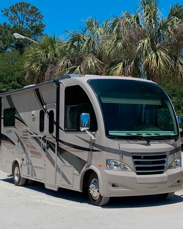 Ford Axis 24,1, 2015 in RVs & Motorhomes in Lévis - Image 2