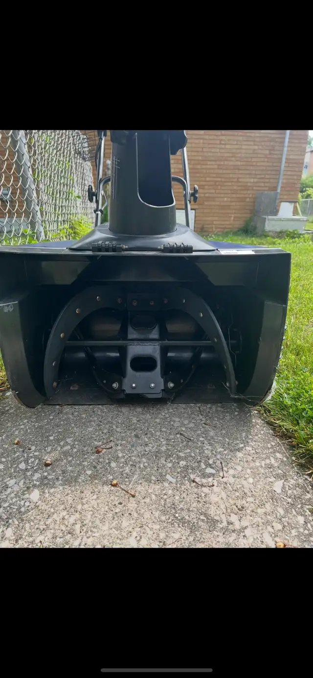 Electric Snow blower like new  in Snowblowers in Windsor Region - Image 2