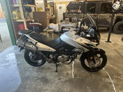 2005 Suzuki v-Strom 650 Givi Hard case side and top bag, all lockable. Factory crash bars Centre sta...