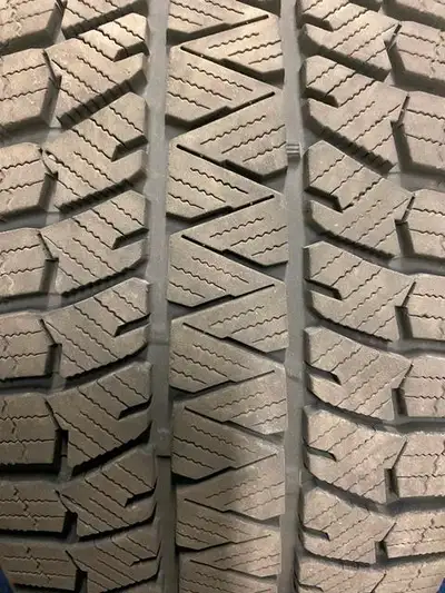 1 pneu hiver bridgestone blizzak ws90 245-40-r18 presque neuf bon pour plusieur hiver 180$ 514|452|9...