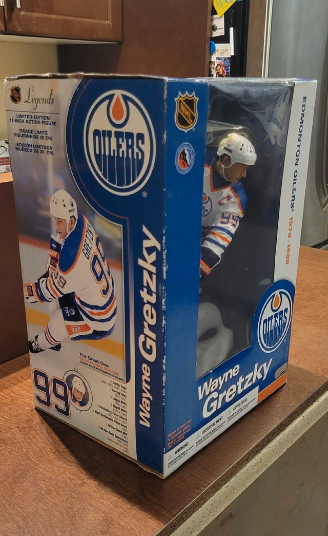 Wayne Gretzky McFarlane Legends 12" Figure Edmonton Oilers White dans Art et objets de collection  à Dartmouth - Image 2