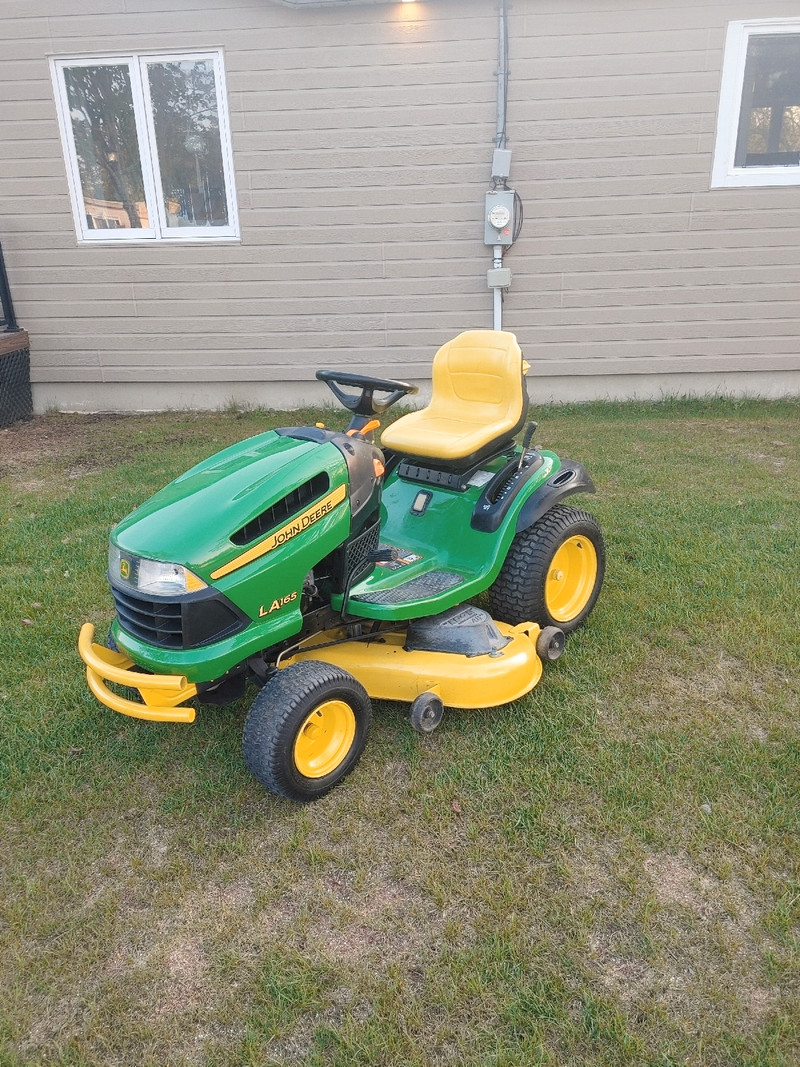 Tracteur a gazon John Deere la 165 | Tondeuses et souffleuses | Trois ...
