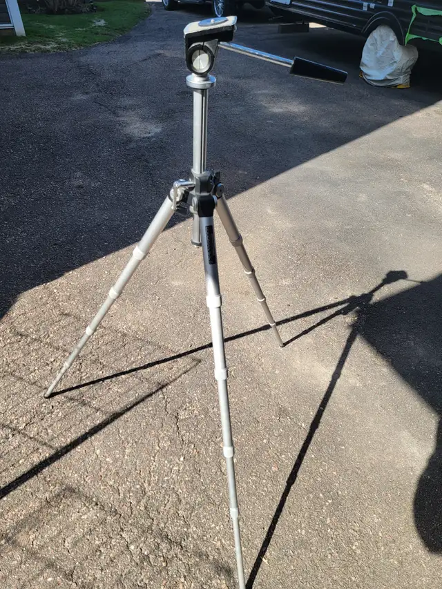 Camera tripod in Cameras & Camcorders in Renfrew - Image 4
