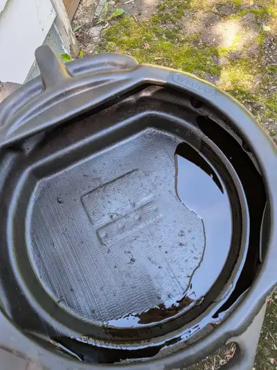 This pre-owned Wedco oil drain pan is a practical, durable tool designed to catch motor oil during v...