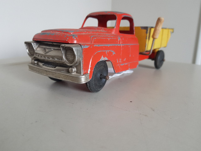 Hubley dump truck, 1957 Ford, cast metal in Arts & Collectibles in Sarnia - Image 2