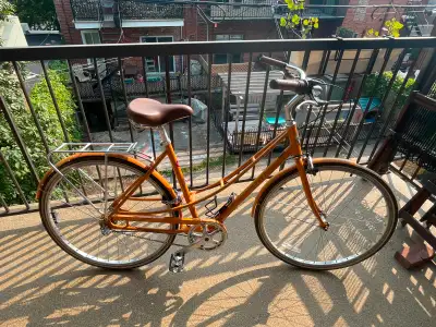 Vélo urbain Electra, de type hollandais, à cadre bas, 3 vitesses, en excellente condition. Très conf...
