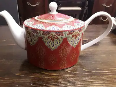 RED AND YELLOW MOSAIC PORCELAIN TEAPOT - SPICE KINGDOM - 222 FIFTH. RARE. IN MINT CONDITION - NEW WI...