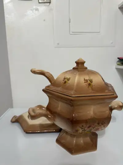 Soupière en céramique vintage avec couvercle et sous-plat, View more