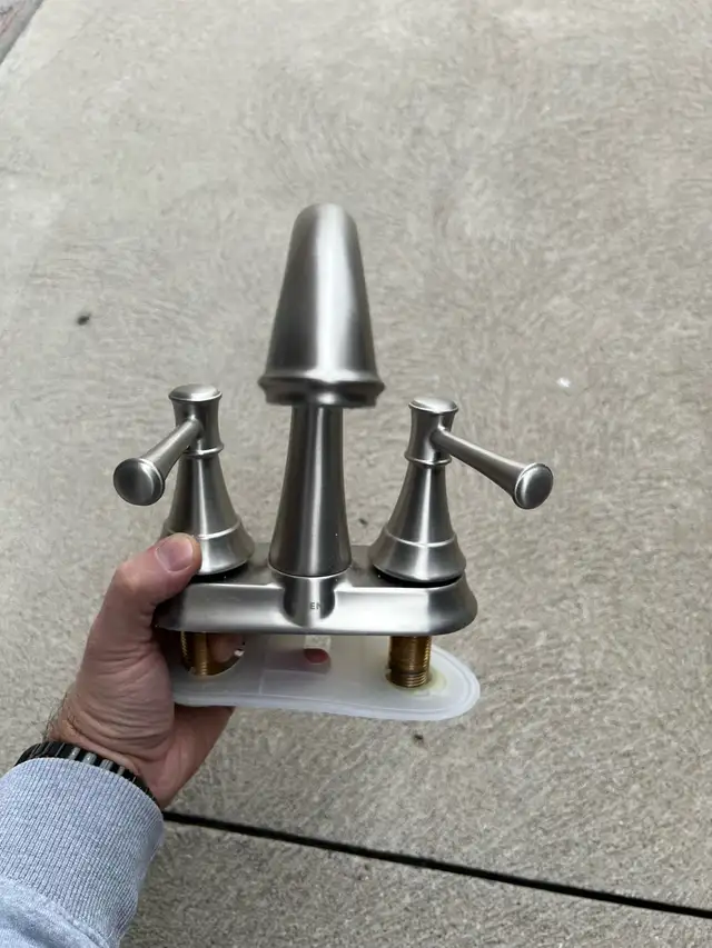 Moen bathroom faucets pair brushed nickel spot free in Plumbing, Sinks, Toilets & Showers in Hamilton - Image 2