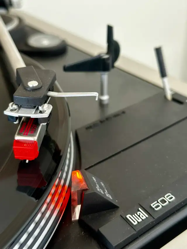 Dual 506 Belt Drive Turntable w/ Shure Cartridge in Stereo Systems & Home Theatre in Calgary - Image 5