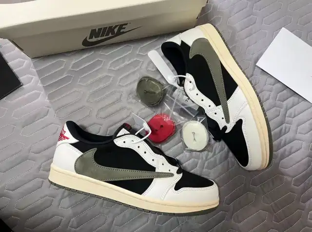 Jordan 1 Retro Low SP Travis Scott Olive  in Men's Shoes in Mississauga / Peel Region - Image 3