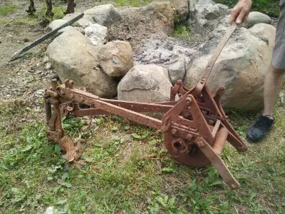 Machinerie agricole antique. Les items doivent être ramassés à Eastman. Prix 200$ pour le lot