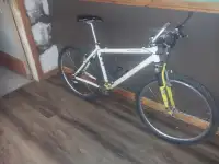 Eclipse mountain bike (58cm) Velo de montagne Eclipse ( 58cm)