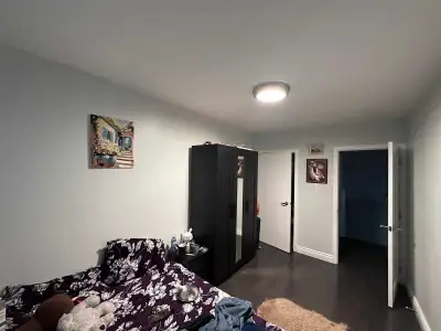 Room available for a girl immediately near oakville place