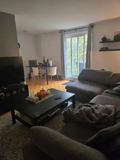 À 10 minutes de Montréal, très calme. Superviseur sur les lieux. Sécuritaire, faut voir.