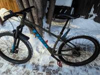 Trek roscoe 6 winter bike with studded tires