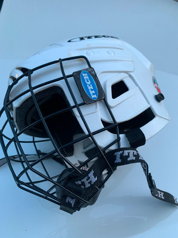Kids hockey helmet in Hockey in Markham / York Region - Image 2