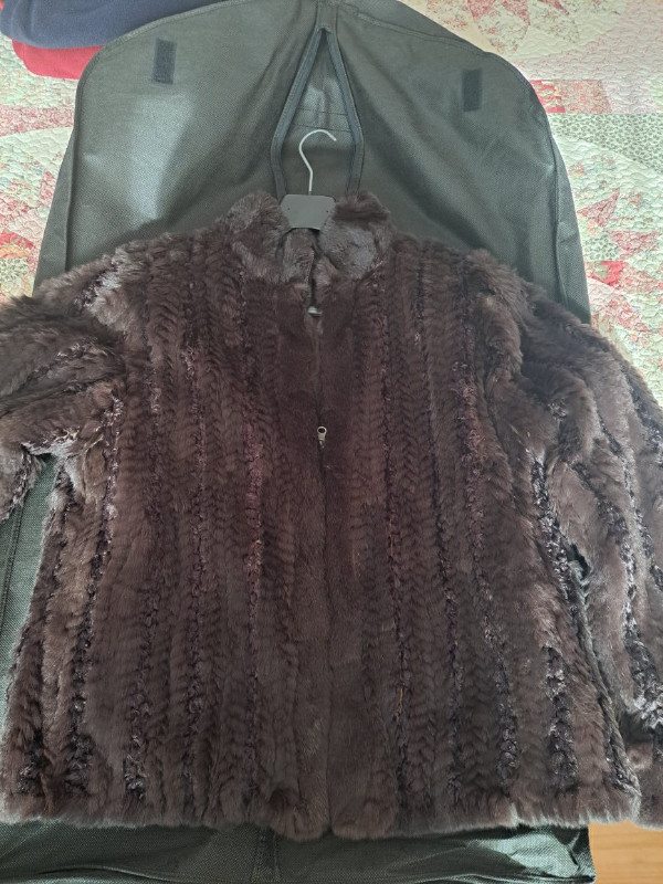 Manteau de fourrure dans Femmes - Hauts et vêtements d'extérieur  à Saint-Hyacinthe
