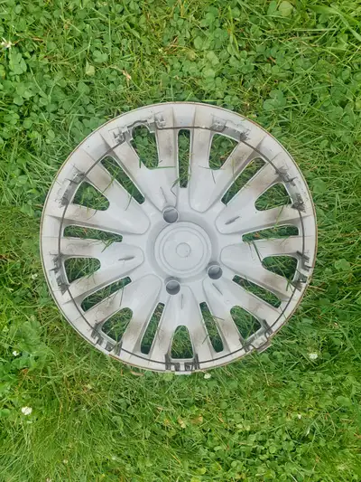 Volkswagen 5K0-601-147-F-VZN Wheel Cover Slightly damaged Repairable See pics