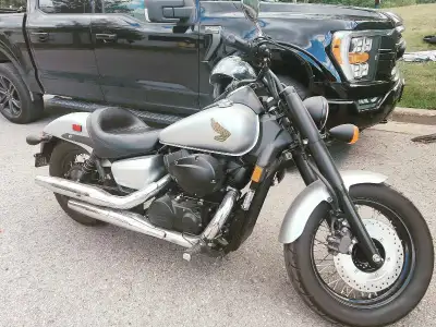 One of the rare last years the shadow phantom was available in Canada 11527 km odo VT750C2B Upgraded...