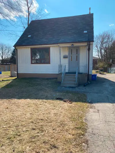 House for rent in Ancaster $2700 a month utilities not included. 2 minutes from 403/Wilson, walking...