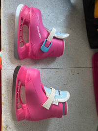 Kids size 8/9 pink skates 