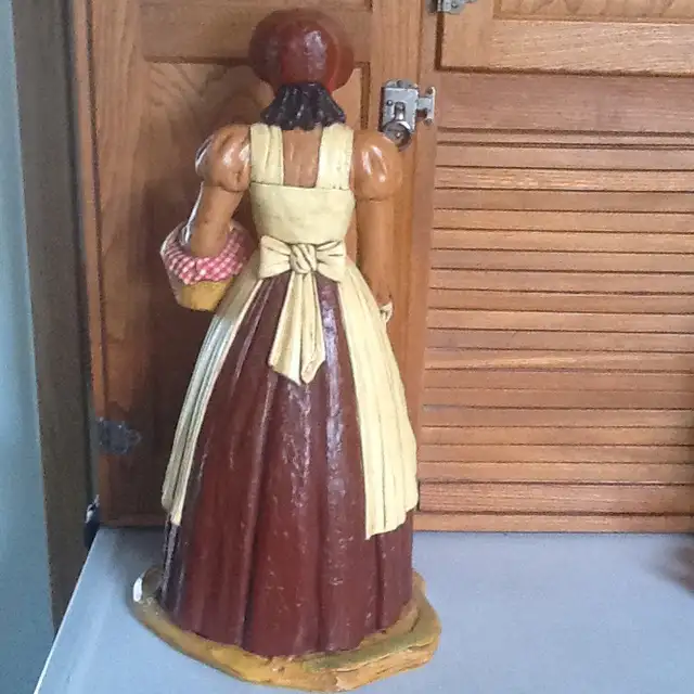 Whiteware statue in Home Décor & Accents in Lethbridge - Image 3