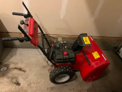 Tecumseh 4-Cycle Snow King With owners manual. Gas powered snow blower Was owned by a heavy duty mec...