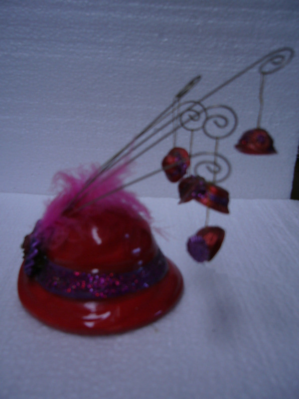 Red Hat Society Ceramic Red Hat with Sparkles and Feathers dans Art et objets de collection  à Dartmouth - Image 2