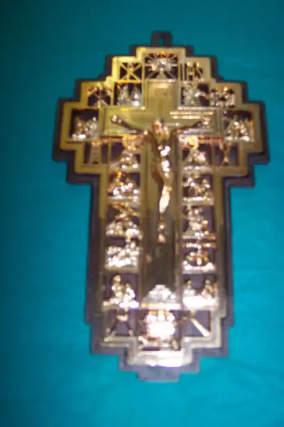 Chemin de croix avec crucifix en plastique mesurant 4.5 po. X 7 po. En parfaite condition.