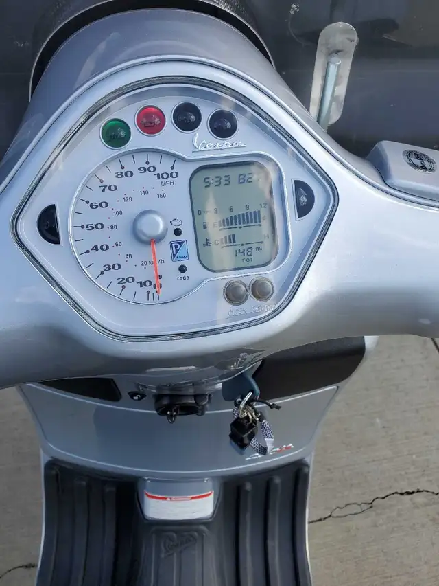 2007 Vespa GTS 250 ie in Scooters & Pocket Bikes in Edmonton - Image 6