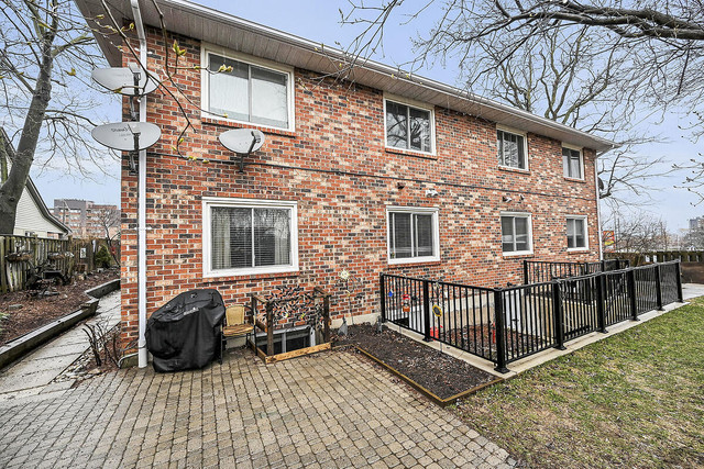 6 UNITS INVESTMENT IN WATERDOWN in Houses for Sale in Hamilton - Image 2